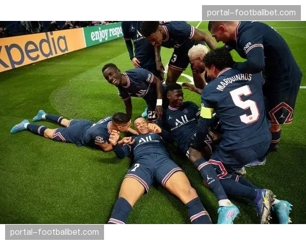 战术复盘:解析朗斯如何用“三中卫+两翼卫”结构破解巴黎的边路高位围抢 战术复盘:解析朗斯如何用“三中卫+两翼卫”结构破解巴黎的边路高位围抢