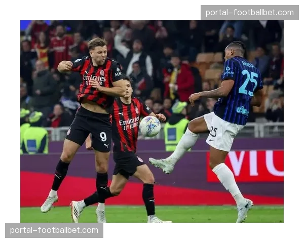 米兰德比半场，AC米兰凭借一次快速反击1-0领先国际米兰