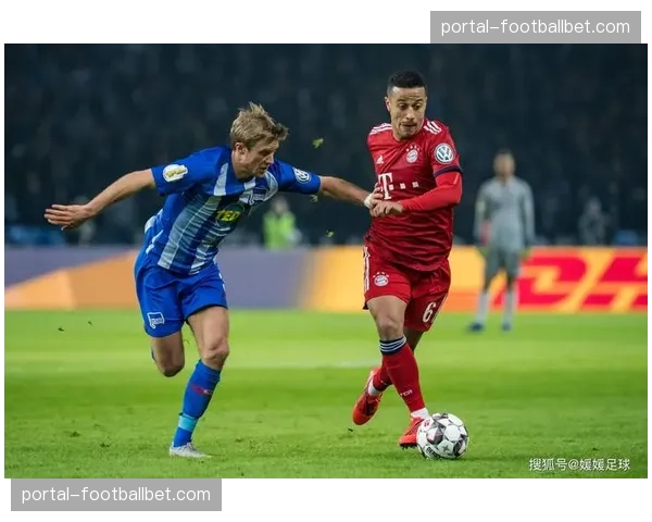 花絮:大雨中,弗赖堡主帅在场边用战术板向队员紧急布置定位球防守