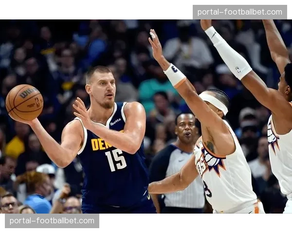 关键时刻的博弈:约基奇与戴维斯在罚球线卡位的无声对话